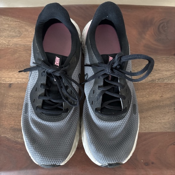 Nike Womens Revolution 5 BQ3207-004 Gray Running Shoes Sneakers Size 9 - Picture 1 of 6